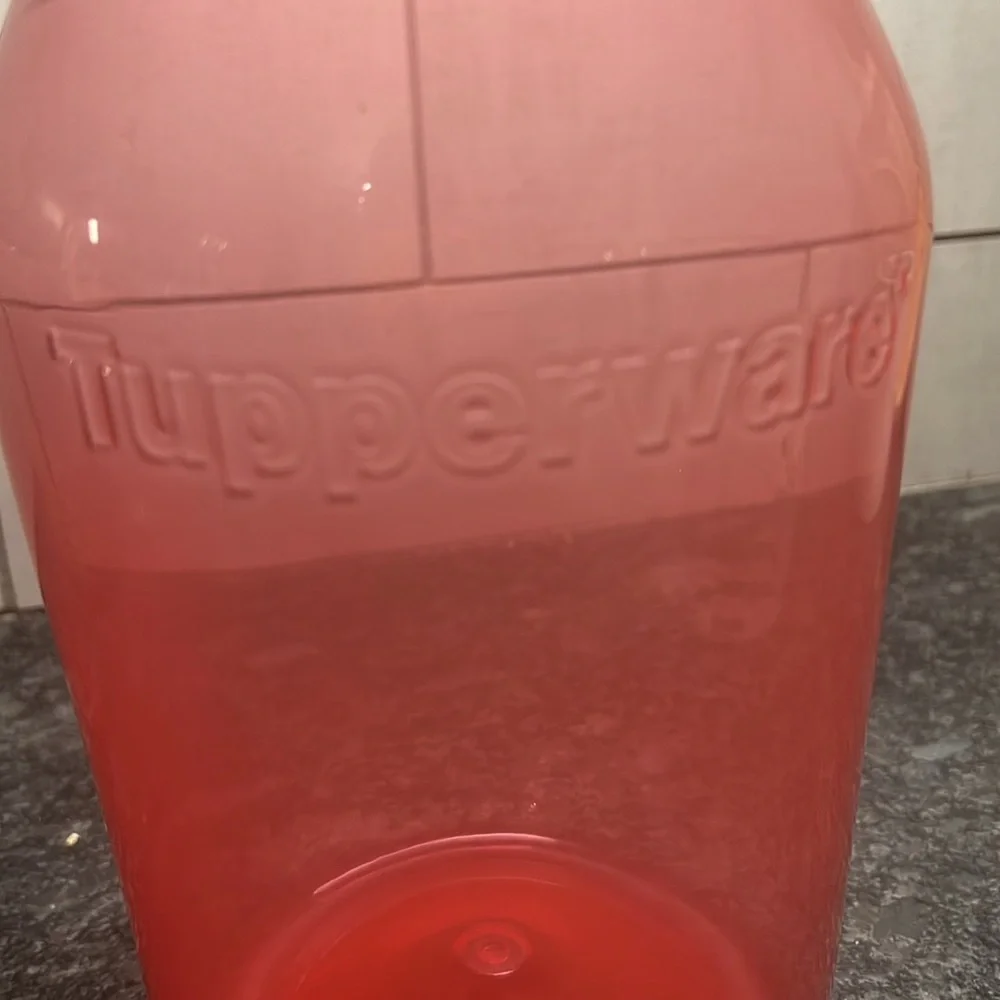 - TUPPERWARE 3L universal jar. Pink with pink screw lid. Lightweight. NWT